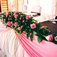 украшение банкетного зала живыми цветами на свадьбу